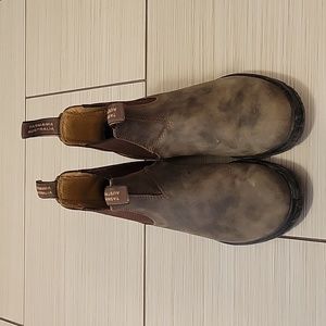 Blundstones boots, round toe, like new  womens size 8